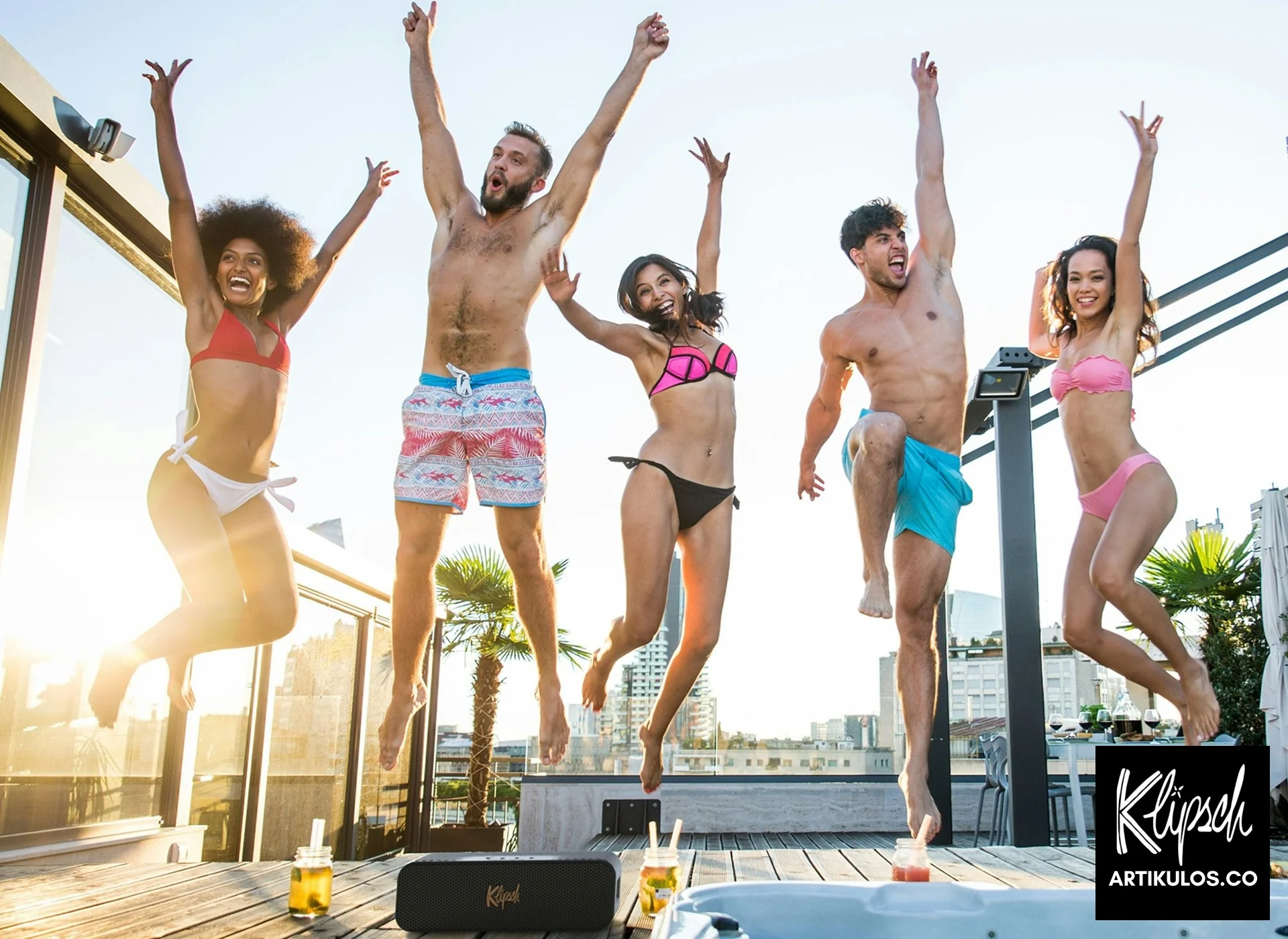 Altavoz Klipsch en una fiesta en la piscina - Disponible en ARTIKULOS.CO